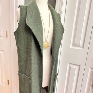 Tahari Sleeveless Trench. Green. Size Medium. Worn twice. In Like New Condition.